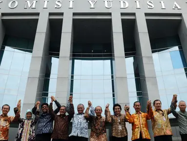 Pimpinan Komisi Yudisial bersama pimpinan KPK berfoto bersama usai melakukan pertemuan di gedung Komisi Yudisial, Jakarta, Rabu (6/1/2016). Pertemuan berlangsung tertutup dan membahas pembaharuan MoU kedua lembaga. (Liputan6.com/Helmi Fithriansyah)