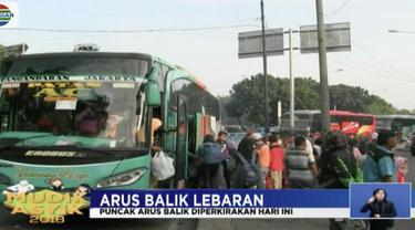 Bus-bus yang membawa penumpang arus balik di Terminal Kampung Rambutan berasal umumnya dari berbagai kota di Pulau Jawa.