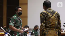 Panglima TNI Jenderal Andika Perkasa berbincang sebelum rapat kerja dengan Komisi I di DPR RI di Kompleks Parlemen, Jakarta, Senin (24/1/2022). Agenda rapat ini antara lain Strategi dan pendekatan TNI dalam menyelesaikan permasalahan di Papua dan Papua Barat.  (Liputan6.com/Angga Yuniar)