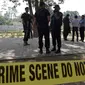 Sejumlah petugas berjaga di lokasi bom bunuh diri di taman Gulshan e Iqbal Park di Lahore, Pakistan, Senin (28/3). Lebih dari 200 orang terluka, banyak dari anak-anak  yang tewas akibat bom bunuh diri tersebut. (AFP/ARIF ALI)