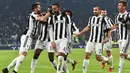 Medhi Benatia bersama rekan setimnya merayakan gol usai membobol gawang Roma saat pertandingan Liga Italia di Turin, Italia (23/12). Pada pertandingan ini Juventus menang 1-0 atas Roma. (Andrea Di Marco / ANSA via AP)
