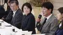 Aktor film Parasite Song Kang-ho berbicara di sebelah Presiden Korea Selatan Moon Jae-in dan Ibu Negara Kim Jung-sook saat makan siang di Blue House, Kamis (20/2/2020). Presiden Moon mengundang Sutradara Bong Joon Ho dan seluruh tim untuk merayakan kemenangan Parasite di Oscar 2020 (KIM HONG-JI/AFP)