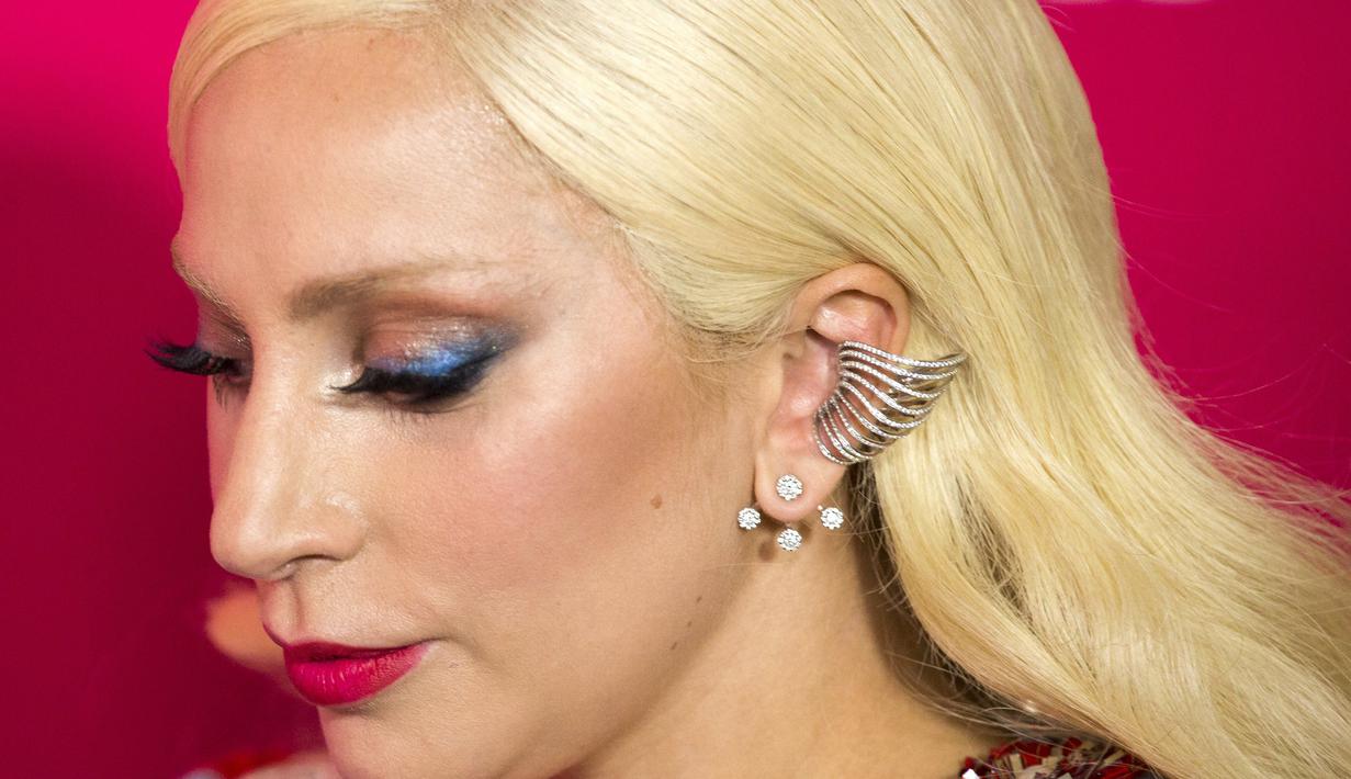 Penyanyi Lady Gaga berpose saat pemutaran perdana film " Rock the Kasbah " di New York, Senin (19/10/2015). Ia hadir dalam mendampingi kekasihnya Taylor Kinney. (REUTERS/Lucas Jackson)