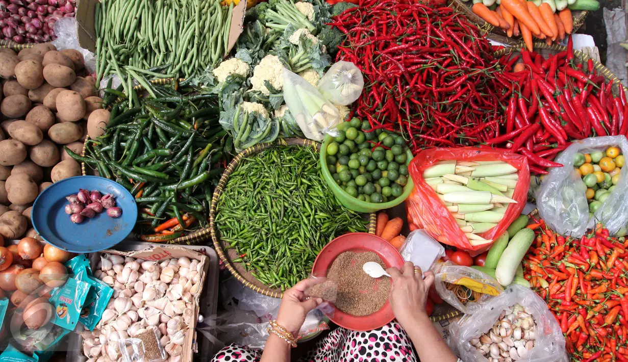 Aktifitas jual beli di Pasar Kebayoran Lama, Jakarta, Kamis (24/9/2015). Perayaan Idul Adha membuat sejumlah harga sayur mengalami kenaikan. (Liputan6.com/Angga Yuniar)