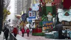 Kendaraan hias terlihat di jalanan dalam Parade Hari Thanksgiving Macy's di New York, Amerika Serikat (26/11/2020). Akibat pandemi COVID-19, Parade Hari Thanksgiving Macy's tahun ini tidak dibuka bagi publik untuk disaksikan di lokasi dan hanya ditayangkan melalui televisi. (Xinhua/Wang Ying)