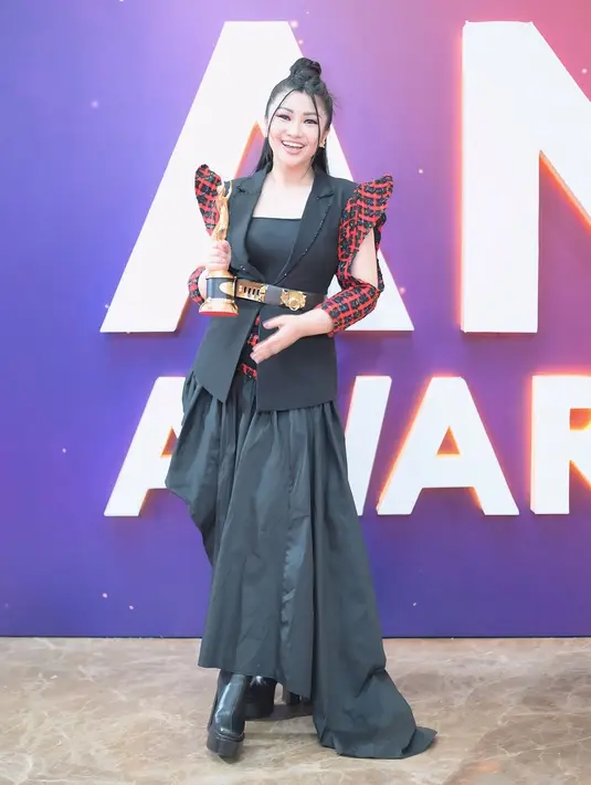 Dalam kategori musik dangdut, Fitri Carlina berhasil meraih penghargaan artis solo/grup/kolaborasi  elektro terbaik. Di momen itu, ia muncul dengan busana edgy serba hitam, jas dekonstruktif dipadu dengan rok asimetris. [@fitricarlina].