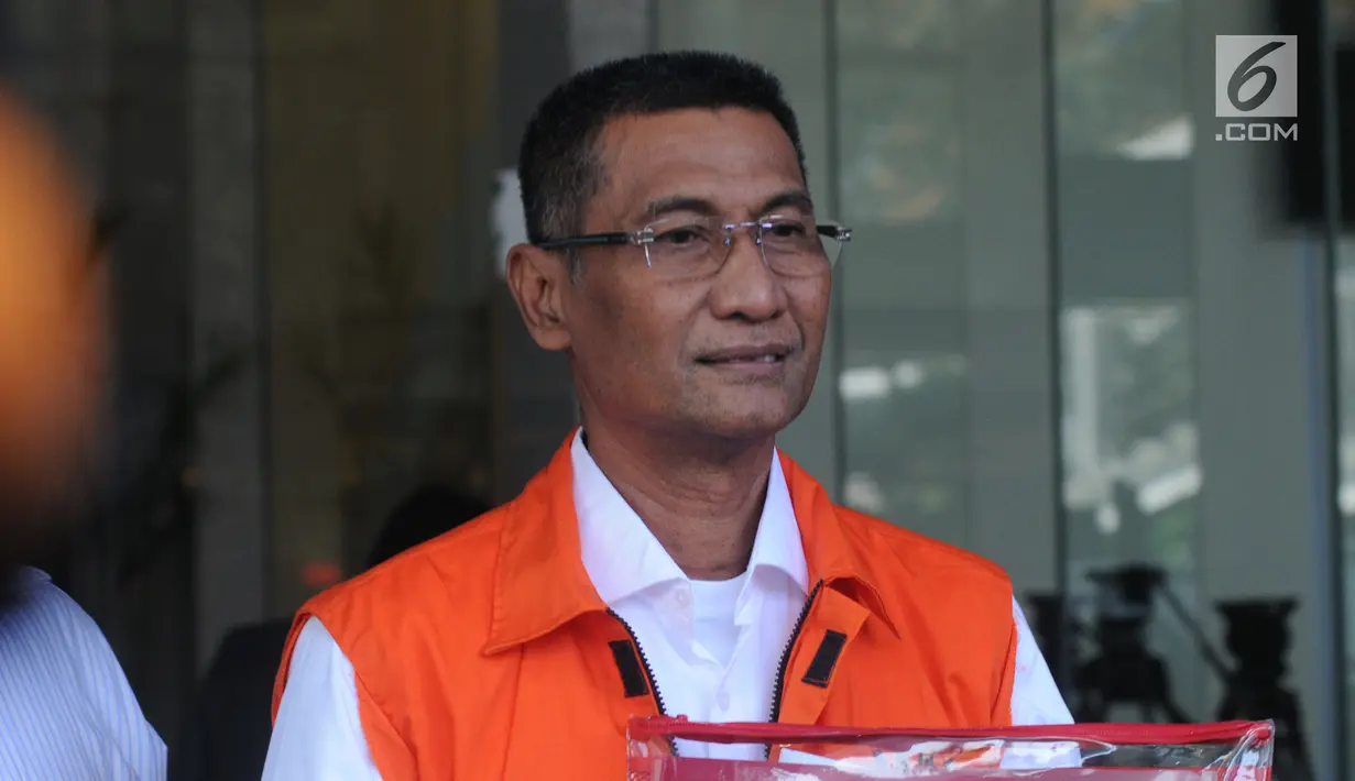 Bupati Kudus Muhammad Tamzil usai menjalani pemeriksaan oleh penyidik di Gedung KPK, Jakarta, Rabu (21/8/2019). Muhammad Tamzil diperiksa sebagai tersangka terkait dugaan suap pengisian jabatan perangkat daerah Kabupaten Kudus tahun 2019. (merdeka.com/Dwi Narwoko)