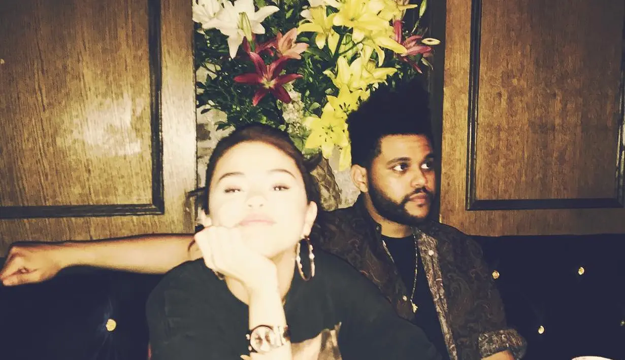Selena Gomez bahkan terlihat masih memakai jaket The Weeknd setelah beberapa hari mereka dikabarkan putus. (instagram/selenagomez)