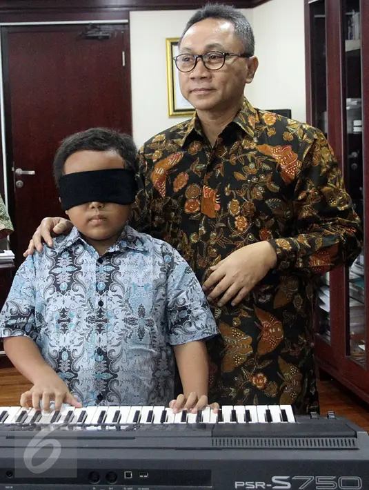 Zulkifli Hasan saat menerima Jefri Setiawan di Ruang kerjanya Komplek Parlemen, Senayan, Jakarta, Senin (9/1). Anak berusia 10 tahun ini mewakili Indonesia bermain keyboard dan bernyanyi sebanyak 50 lagu dengan mata tertutup. (Liputan6.com/JohanTallo)
