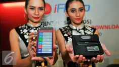 Dua model menunjukkan poster saat launching iREAP Pos Pro di Jakarta, Rabu (25/5/2016). iREAP Pos merupakan aplikasi berbasis android yang mempermudah pengusaha mikro untuk mengelola bisnis. (Liputan6.com/Yoppy Renato)