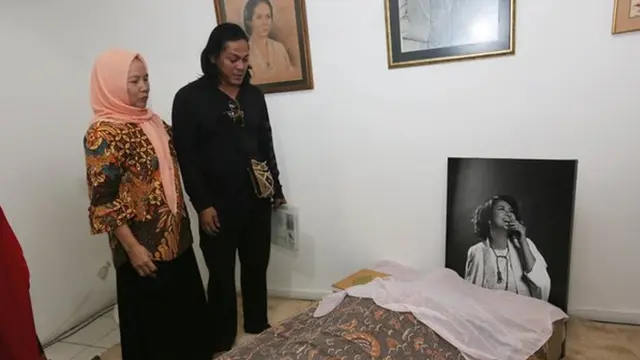 6 Potret Suami Ria Irawan di Rumah Duka, Cium Istri Untuk Terakhir Kali