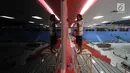 Pekerja membersihkan kaca proyek renovasi gelanggang olahraga (GOR) Soemantri Brodjonegoro, Jakarta, Kamis (18/1). Renovasi ini bertujuan untuk menunjang kegiatan Asian Games 2018. (Liputan6.com/Arya Manggala)