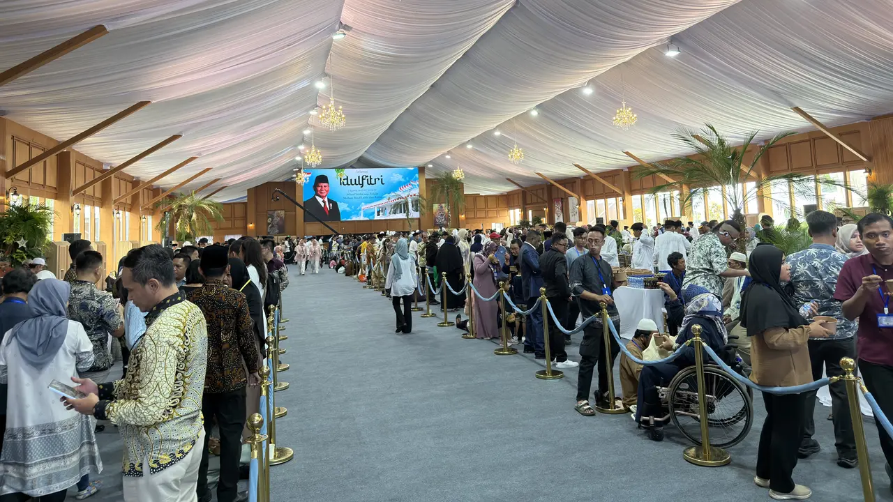 warga hadir open house di istana Negara