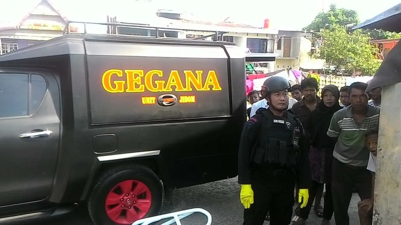 Tim Gegana Brimob Polda Sulsel tiba di lokasi ledakan yang diduga awal berasal dari koper milik penghuni kosan di Jalan Andi Tonro, Makassar (Liputan6.com/ Eka Hakim)