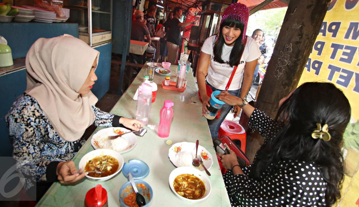 Cut Memey meminta uang usai mengamen di kawasan Blok M, Jakarta Selatan, Senin (7/12/2015). Dalam rangka merayakan HUT-nya yang ke-35, Cut Memey bersama sejumlah pengamen tampil untuk menghibur warga saat jam makan siang. (Liputan6.com/Immanuel Antonius)