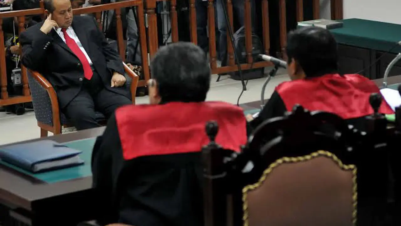 [FOTO] Ekspresi Mengantuk Emir Moeis di Sidang Pledoi