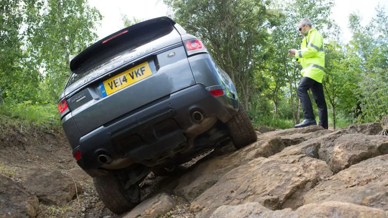 Di Masa Depan, Mobil Land Rover Bisa Dikendalikan Lewat Ponsel