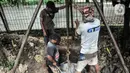 Pekerja menyelesaikan pembangunan sumur resapan di RPTRA Meruya Utara, Jakarta, Selasa (25/1/2022). Pembangunan 100 titik sumur resapan ini bertujuan untuk mengantisipasi banjir yang kerap terjadi di wilayah tersebut. (merdeka.com/Iqbal S. Nugroho)