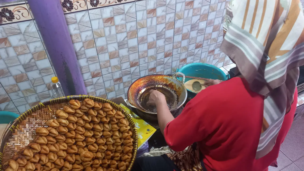 Pembuatan adrem di rumah produksi Adrem Mbak Dewi di Pedukuhan Piring II, Desa Murtigading, Kecamatan Sanden, Kabupaten Bantul