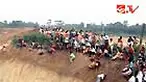 Warga menduduki proyek pengerukan jalan di Serang, Banten. Massa menganggap pengerukan jalan akan mengakibatkan desa mereka semakin terisolir dengan desa lain. 