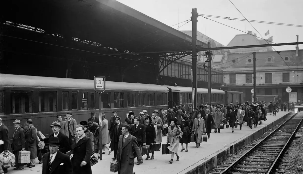 Penumpang berjalan di peron sebelum naik kereta utama, pada Oktober 1944 di stasiun Paris, beberapa bulan setelah Pembebasan Paris, selama Perang Dunia Kedua. (AFP Photo)