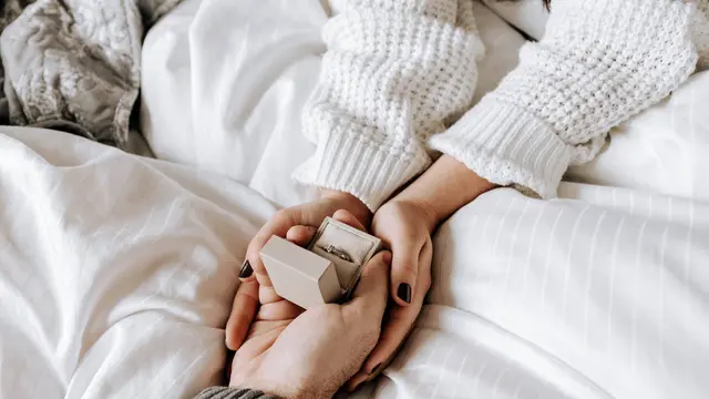 Arti Mimpi Dilamar oleh Orang yang Kita Kenal