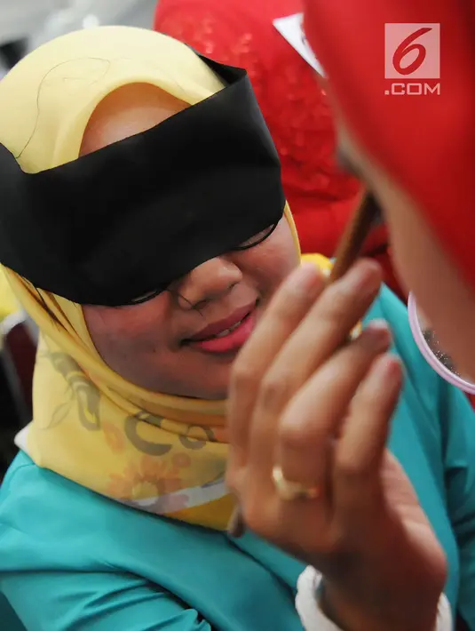 Penampilan peserta saat merias wajah dengan mata tertutup di Kantor Balai Kota Tangerang Selatan, Banten, Jumat (27/4). Perlombaan ini sekaligus bertujuan meningkatkan kualitas hidup perempuan. (Merdeka.com/Arie Basuki)
