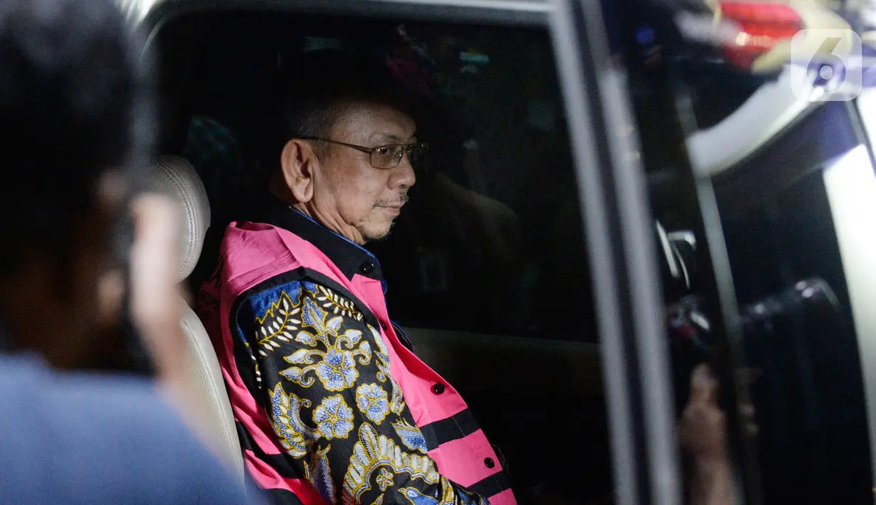 Mantan Dirut PT Asuransi Jiwasraya Hendrisman Rahim memasuki mobil tahanan usai pemeriksaan di gedung KPK, Jakarta, Senin (20/1/2020). Hendrisman yang merupakan tahanan Kejaksaan Agung diperiksa di KPK usai ditetapkan sebagai tersangka kasus dugaan korupsi dana investasi. (merdeka.com/Dwi Narwoko)