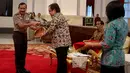 Menkeu Bambang Brodjonegoro memberikan penghargaan kepada Kapolri Jenderal Pol Badrodin Haiti pada acara pemberian penghargaan dalam rangka penerimaan pajak 2015 dari Kementerian Keuangan di Istana Negara, Jakarta, Rabu (20/5) (Liputan6.com/Faizal Fanani)