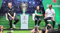 Bastian Schweinsteiger (kiri), Jessica Setiawan, Marketing Director Multi Bintang Indonesia (tengah), dan Luis Nani (kiri) melakukan sesi takl show yang bertempat di&nbsp;ASHTA Office Park,&nbsp;Senayan pada Senin (14/4/2025). (Bola.com/Abdul Aziz)