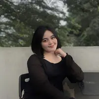 Ia juga tampil dengan atasan hitam lengan transparan. Meski sederhana tampilan memikat hati. @tsepallegra