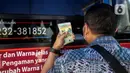 Warga menukarkan uang rupiah kertas baru emisi 2022 di Pasar Senen, Jakarta, Selasa (23/8/2022). Bank Indonesia (BI) baru saja meluncurkan uang rupiah kertas baru emisi 2022 bersamaan dengan momen HUT ke-77 RI. (Liputan6.com/Faizal Fanani)