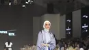 Di sisi lain Putri juga kerap tampil sebagai model untuk busana Muslimah. [Instagram.com/putri_zulhas]