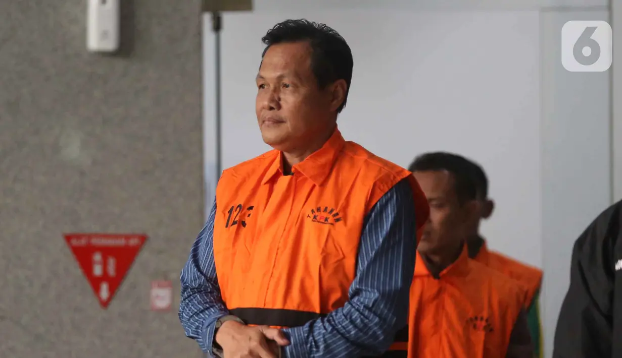 Bupati Muara Enim, Edison, berjalan meninggalkan gedung Merah Putih Komisi Pemberantasan Korupsi (KPK) usai menjalani pemeriksaan, Jakarta, Selasa (9/6/2026). (Liputan6.com/Helmi Fithriansyah)