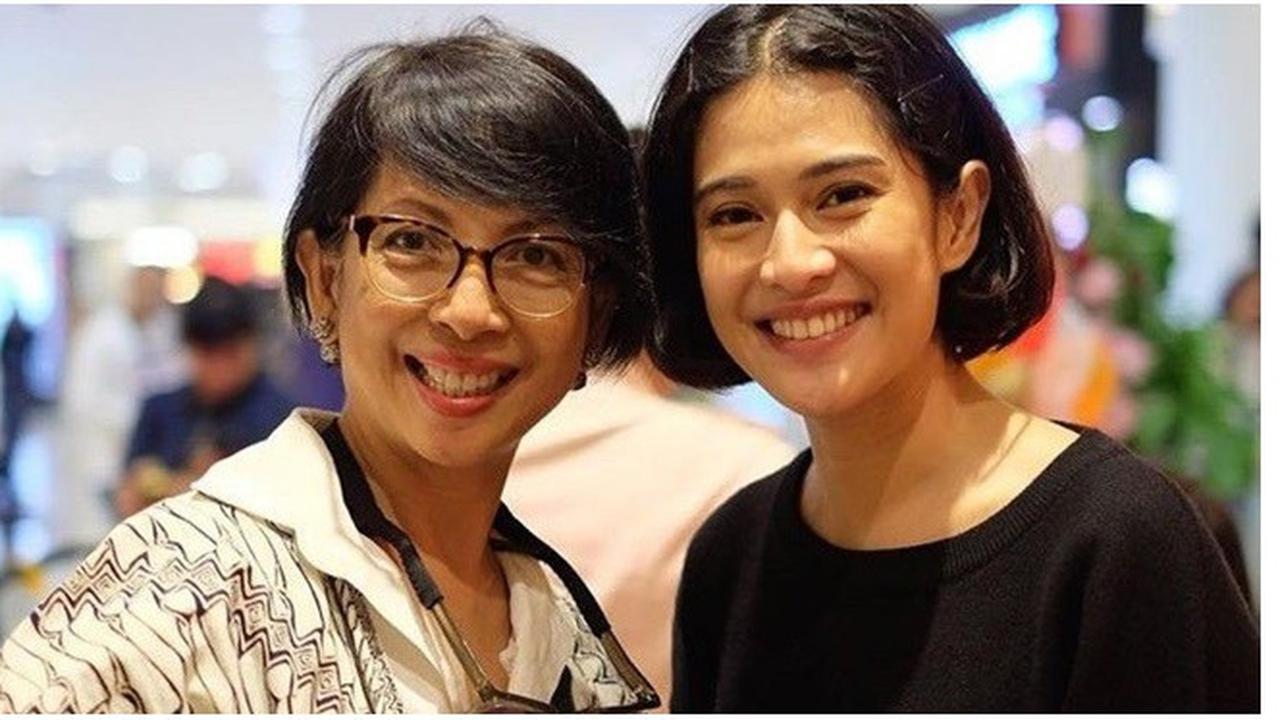 6 Potret Kebersamaan Seleb dengan Orang Tua yang Beda Keyakinan, Saling Menghormati