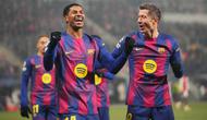 Pemain Barcelona, Robert Lewandowski dan Marcus Rashford, melakukan selebrasi setelah mencetak gol ke gawang Slavia Prague dalam laga matchday ketujuh Liga Champions 2025/2026 di Fortuna Arena, Republik Ceska, Kamis (22/1/2026) dini hari WIB. (AP Photo/Petr David Josek)