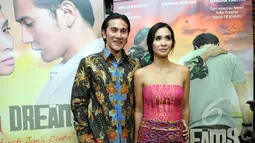 Vino G Bastian dan Marsha Timothy saat menghadiri Gala Premier film TOBA DREAMS di Djakarta Theater, Jakarta, Kamis (16/4/2015). Film ini menceritakan pensiunan TNI dengan uang terbatas yang ingin membahagiakan keluarga.(Liputan6.com/Panji Diksana)