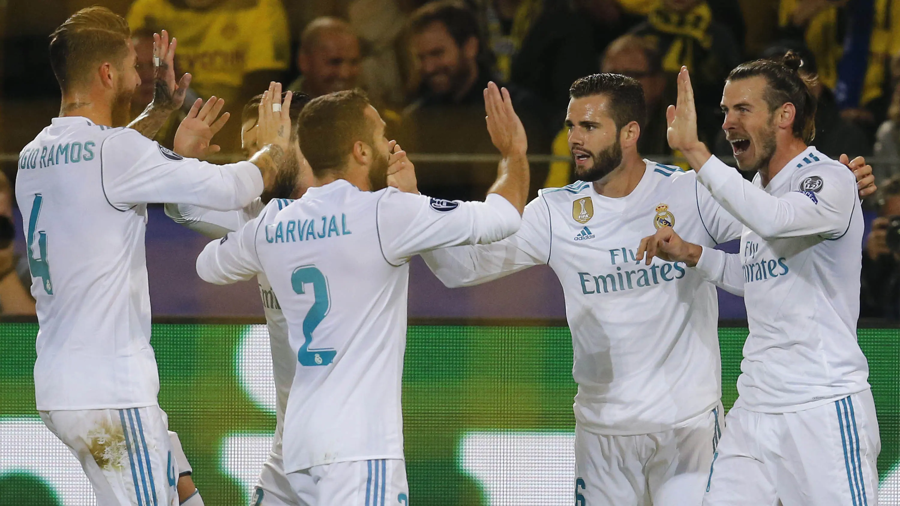Para pemain Real Madrid merayakan gol yang dicetak Gareth Bale ke gawang Dortmund pada laga Liga Champions di Stadion Signal Iduna Park, Dortmund, Selasa (26/9/2017). Dortmund kalah 1-3 dari Madrid. (AFP/Michael Probst)
