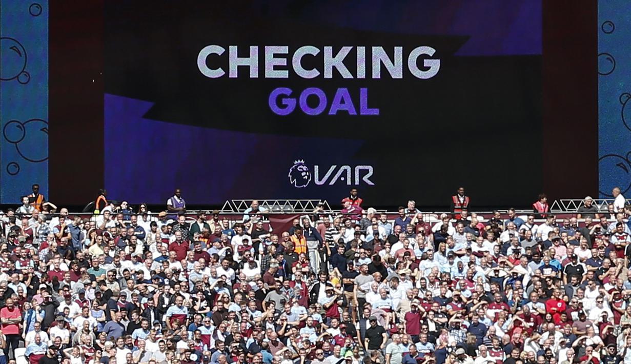 Teknologi VAR ketika digunakan West Ham saat melawan Manchester City pada laga Premier League di Stadion London, London, Sabtu (10/8). West Ham kalah 0-5 dari City. (AFP/Ian Kington)