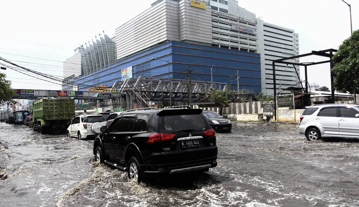 Genangan setinggi 30 cm menyebabkan lalu lintas di sekitar WTC Mangga Dua macet parah, Jakarta, Kamis (20/11/2014). (Liputan6.com/Faizal Fanani)