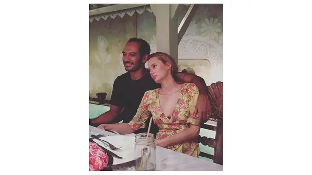 Potret Ario Bayu dan Istri Bulenya yang Selalu Romantis