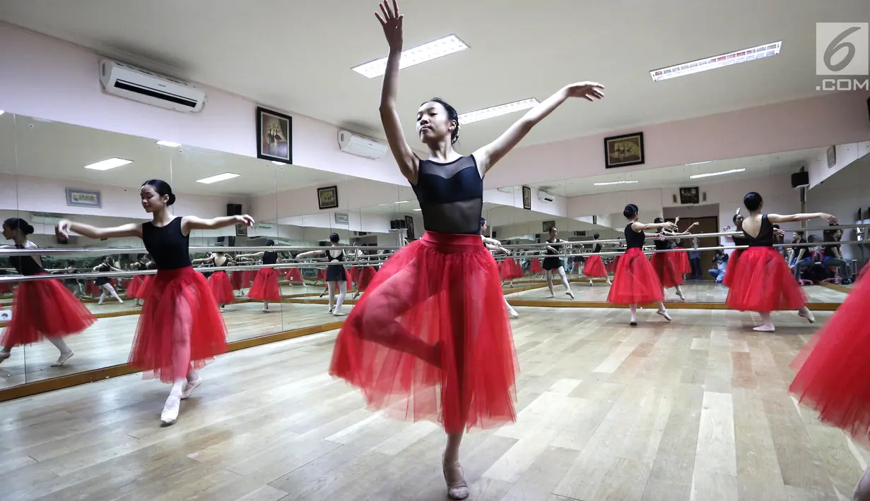 Para pebalet menunjukkan penampilan terbaiknya saat latihan jelang Bandung International Dance Competition di studio Cicila Ballet School, Kemanggisan, Jakarta, Minggu (16/9). (Liputan6.com/Fery Pradolo)