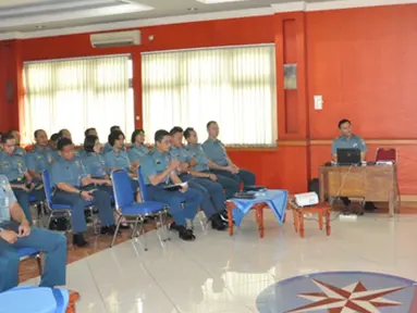 Citizen6, Jakarta: Kadisku Kolinlamil Kolonel  Laut (S) Ida Bagus Rahyudodiputra, memberikan pembekalan bagi perwira korps Suplai Kolinlamil, di Gedung Laut Sulu, Mako Kolinlamil, Tanjung Priok, Jakarta, Senin (23/7). (Pengirim: Kadispen Kolinlamil).