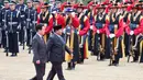 Presiden Republik Indonesia, Prabowo Subianto (kanan) bersama Presiden Korea Selatan Lee Jae myung memeriksa barisan kehormatan selama upacara penyambutan di Kantor Kepresidenan, Seoul pada Rabu 1 April 2026. Usai kunjungan kenegaraan di Jepang, Presiden Republik Indonesia, Prabowo Subianto, melanjutkan lawatannya ke Korea Selatan. (YONHAP/AFP)
