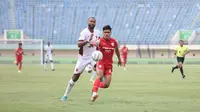 Pemain Persis Solo, Ramadhan Sananta (kiri) menguasai bola dibayangi pemain PSM Makassar, Yuran Fernandes pada laga matchday kedua Grup A Piala Presiden 2024 di Stadion Si Jalak Harupat, Soreang, Kabupaten Bandung, Senin (22/7/2024). (Bola.com/Abdul Aziz)