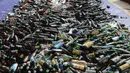 Pemusnahan barang bukti miras dan narkoba di halaman Polsek Palmerah, Jakarta Barat, Senin (14/5). Barang yang dimusnahkan adalah ganja 2,8 kg, sabu 1,2 kg, ekstasi 1.253 butir, 38 kapsul penthylone, dan 10.476 botol miras. (Liputan6.com/Arya Manggala)