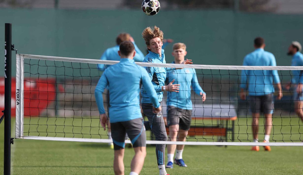 Ini menjadi kali kedua dalam enam bulan stadion ikonik tersebut kedatangan Barcelona. Tampak dalam foto, gelandang Newcastle United asal Inggris, Anthony Gordon, saat mengikuti sesi latihan tim di pusat pelatihan Darsley Park di Newcastle upon Tyne, pada Senin 9 Maret 2026. (SCOTT HEPPELL/AFP)