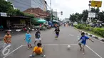 Sejumlah anak bermain sepak bola di Jalan Tambak, Manggarai, Jakarta, Jumat (22/7). Minimnya lahan bermain, sejumlah anak manfaatkan jalanan untuk bermain. (Liputan6.com/Yoppy Renato)