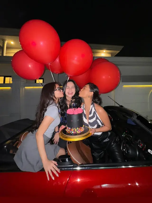 Kini Jadi Bestie, Ini 6 Potret Fuji dan Erika Carlina Rayakan Ultah Rachel Vennya