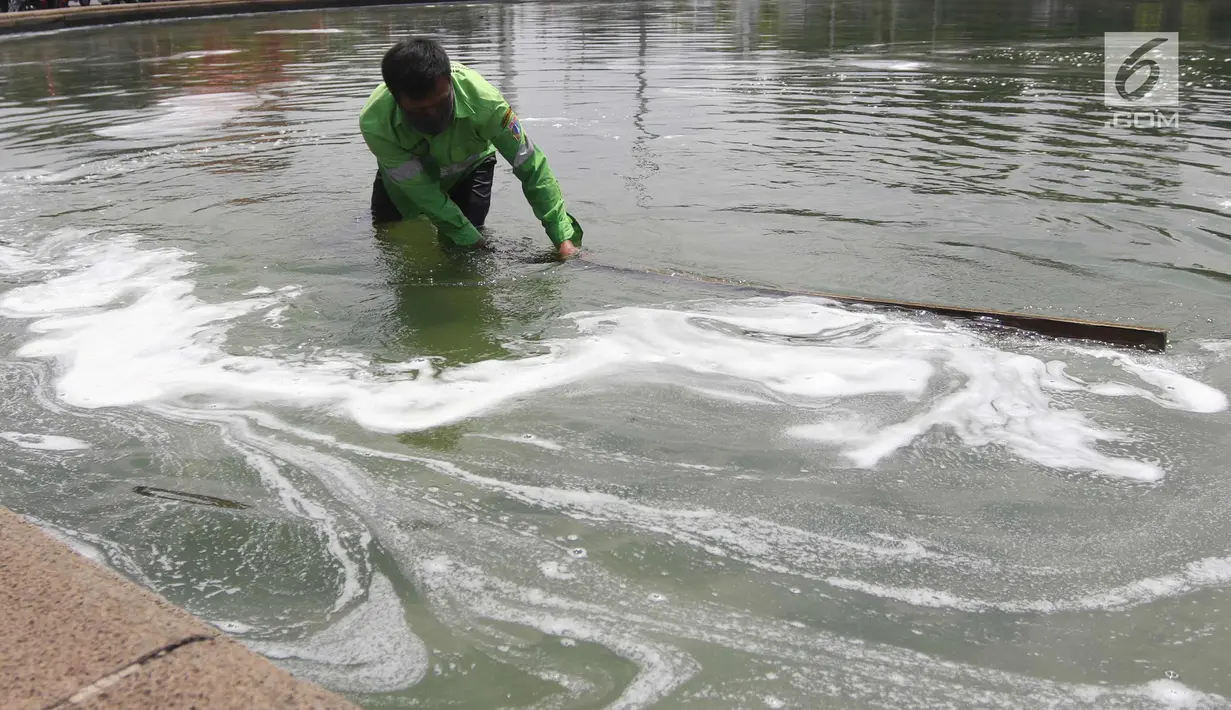 Petugas membersihkan busa yang mencemari kolam air mancur di bundaran patung kuda, Jakarta, Rabu (28/3). Kegiatan tersebut rutin dilakukan setiap busa-busa muncul di genangan air mancur. (Liputan6.com/Arya Manggala)